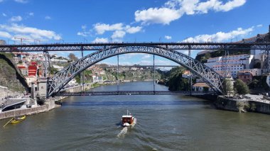 Porto Portekiz 'in Porto bölgesindeki Porto Skyline' da. Coastal City. I. Luis Köprüsü Peyzajı. Tekne gezisi. Portekiz 'de Porto Skyline. Portekiz Skyline 'ı. Seyahat Alanı.
