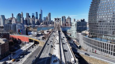 New York 'ta Manhattan' daki Brooklyn Köprüsü. Highrise Binaları Sahnesi. Kablo Köprüsü Manzarası. New York 'taki Brooklyn Köprüsü. Şehir Merkezi Şehir Manzarası.