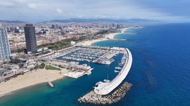 Barcelona Limanı, Katalonya, İspanya. Şehir Plajı. Bay Water Sahnesi. Şehir merkezinde. Barcelona Limanı, Katalonya, İspanya. Huzurlu Manzara.