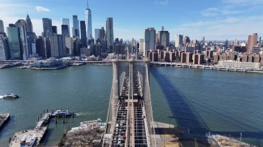 New York 'ta Manhattan' daki Brooklyn Köprüsü. Highrise Binaları Sahnesi. Manhattan Köprüsü Peyzajı. New York 'taki Brooklyn Köprüsü. Şehir Merkezi Şehir Manzarası.