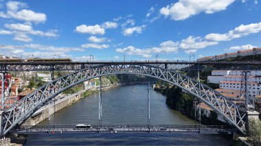 Porto Portekiz 'in Porto bölgesindeki I. Luis Köprüsü. Şehir merkezi manzarası. Kültür Mirası. Toplu taşıma sahnesi. Portekiz, Porto 'da Luis Köprüsü. Turizm Tarihi Yer.