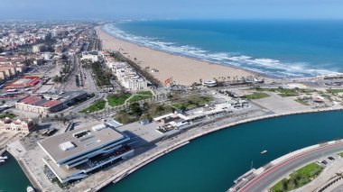 Valencia 'daki Las Arenas Plajı Valenciana İspanya. Plaj manzarası. Liman Koyu Sahnesi. Şehir merkezinde. Valencia 'daki Las Arenas Plajı Valenciana İspanya. İnanılmaz Şehir Manzarası.