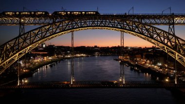 Porto Portekiz 'in Porto bölgesindeki Sunset Dom Luis Köprüsü. Sunset Skyline Sahnesi. Aydınlatılmış Köprü Manzarası. Portekiz 'in Porto Bölgesi' ndeki Dom Luis Köprüsü. Demiryolu Taşımacılığı.