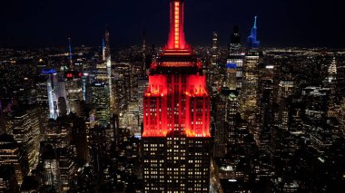 New York 'ta Empire State' in Manhattan 'daki gece silueti. Gece Şehri Peyzajı. Finans Bölgesi. New York 'ta Empire State. Yüksek Binalar Manzarası.