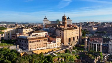Lazio İtalya 'da Roma' da gökyüzü. Ortaçağ Binaları. Şehir merkezinde. Lazio İtalya 'da Roma' da gökyüzü. Venice Meydanı Arkaplanı. Kültür Mirası. İtalya Skyline.