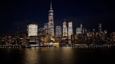 New York 'un New York şehir merkezinin Manhattan' daki gece manzarası. Gece Şehir Manzarası. Şehir merkezinde aydınlandı. New York 'un merkezinde, New York' ta. Empire State Binası.