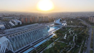 Valencia 'nın Valencia şehrinde günbatımında Valenciana İspanya' da. Gelecekçi Şehir Manzarası. Bilim Müzesi. Valencia, Valenciana İspanya 'da. Turizm Tarihi Yer. Günbatımı Skyline.