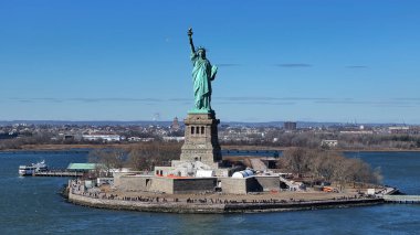 New York 'ta, Manhattan' da Özgürlük Heykeli. Özgürlük Adası. New York Limanı Sahnesi. New York 'ta Özgürlük Anıtı. Tekne Yelkenli Sahnesi.