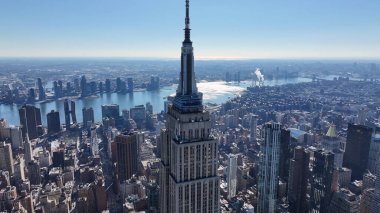 New York 'ta Manhattan' daki Empire State Binası. Şehir merkezinde göz kamaştırıcı. Turizm Tarihi Yer. New York 'taki Empire State Binası. Yükseklik Binaları.