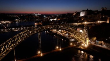 Porto Portekiz 'in Porto bölgesindeki Sunset Dom Luis Köprüsü. Sunset Skyline Sahnesi. Aydınlatılmış Köprü Manzarası. Portekiz 'in Porto Bölgesi' ndeki Dom Luis Köprüsü. Demiryolu Taşımacılığı.