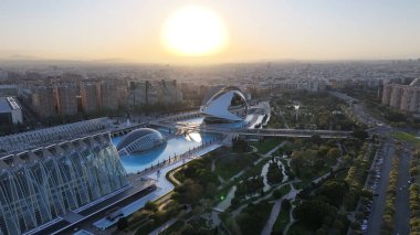 Valencia, Valenciana İspanya 'daki Bilim Müzesi' nde Günbatımı. Gelecekçi Şehir Manzarası. Bilim Müzesi. Valencia, Valenciana İspanya 'da. Turizm Tarihi Yer. Günbatımı Skyline.