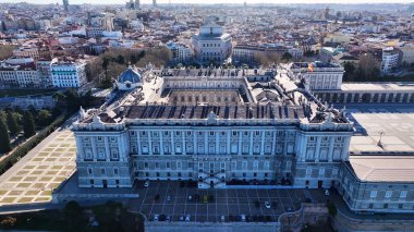 Madrid İspanya Topluluğunda Madrid Kraliyet Sarayı. Ortaçağ Binaları manzarası. Şehir merkezinde. Kraliyet Tiyatrosu Sahnesi. İspanya 'daki Madrid Kraliyet Sarayı. Güzel Şehir Manzarası.