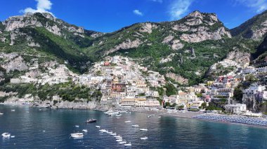 Salerno İtalya 'daki Positano' da Amalfi Sahili. Plaj manzarası. Dev Uçurumlar Sahnesi. Salerno İtalya 'daki Positano' da Amalfi Sahili. Ortaçağ Şehir Skyline 'ı. Salerno Körfezi Akdeniz. Sahil Skyline.