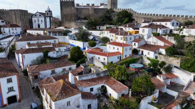 Leiria Portekiz 'in Obidos semtinde Obidos Skyline. Tarihi Şehir Manzarası. Ortaçağ mimarisi. Şato İnşaat Duvarları. Leiria Portekiz Bölgesi 'nde Obidos Skyline. Eski Köy.