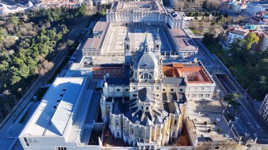 Madrid Kraliyet Sarayı Comunidad De Madrid İspanya. Ortaçağ Şehir Sahnesi. Şehir merkezindeki şehir manzarası. Madrid Comunidad De Madrid İspanya 'da. Kentsel Açık Hava. Avrupa Skyline.