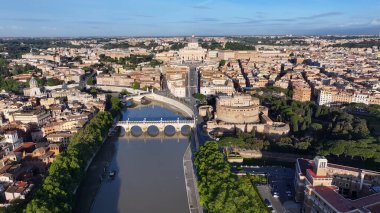 Vatikan 'ın Lazio İtalya' daki Roma Skyline 'ı. San Pedro Bazilikası Manzaranın üstünde. Katolik Kilisesi. Vatikan 'ın Lazio İtalya' daki Roma Skyline 'ı. Sant Angelo Kalesi Sahnesi. Vatikan Şehri Peyzajı. Roma Skyline.
