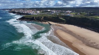 Lizbon 'un Sintra bölgesindeki Praia Grande Plajı. Sahil Skyline. Doğa manzarası. Yaz Gezisi. Lizbon 'un Sintra bölgesindeki Praia Grande Plajı. Tropikal Manzara.