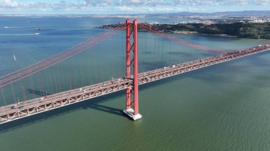 Lizbon, Portekiz 'de 25 Nisan Köprüsü. Şehir merkezindeki Skyline. Ulaşım Sahnesi. Lizbon, Portekiz 'de 25 Nisan Köprüsü. Ünlü Kablolu Kalan Köprü.