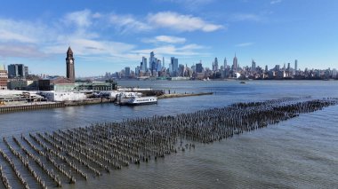 Hudson River Walkway New Jersey 'de Jersey City' de. Highrise Binaları Sahnesi. New York şehir merkezi. Hudson Nehri Yolu, Amerika Birleşik Devletleri. Sahil manzarası. Güzel Şehir Manzarası.