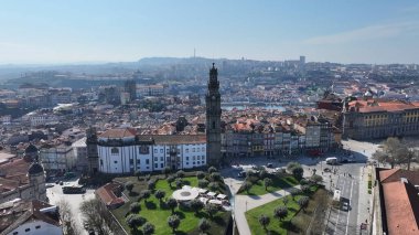 Porto Portekiz 'in Porto bölgesindeki Clerigos Kulesi. Şehir merkezindeki şehir manzarası. Din sembolü. Ortaçağ Binası. Portekiz, Porto Bölgesi 'ndeki Clerigos Kulesi. Lizbon Meydanı.