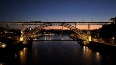 Porto Bölgesi, Portekiz 'deki Porto Köprüsü' nde Günbatımı I. Luis Köprüsü. Sunset City Sahnesi. Aydınlatılmış Köprü Manzarası. Portekiz 'in Porto Bölgesi' ndeki I. Luis Köprüsü. Güzel Karanlık Skyline.