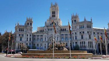 Madrid 'deki Cibeles Sarayı İspanya Topluluğu' nda. Ortaçağ İnşaat Sahnesi. Şehir merkezindeki şehir manzarası. Madrid İspanya Topluluğu 'nda Madrid. Kültür Mirası Skyline. Güzel Saray.