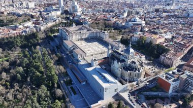 Madrid Kraliyet Sarayı Comunidad De Madrid İspanya. Ortaçağ Şehir Sahnesi. Kraliyet Tiyatrosu. Madrid Comunidad De Madrid İspanya 'da. Güzel Bahçe. Oriente Meydanı Skyline.