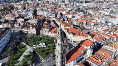 Portekiz 'in Porto bölgesindeki Clerigos Kulesi' nde. Katolik Kilisesi. Şehir merkezindeki şehir manzarası. Ortaçağ Binası. Portekiz 'in Porto Bölgesi' ndeki Clerigos Kulesi. Lizbon Meydanı.