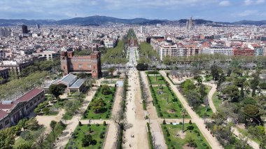 Katalonya 'da Barcelona' da Arc De Triomf. Doğa Parkı Sahnesi. Şehir merkezinde. Barselona Katalonya İspanya 'da. Kültür Mirası Skyline. Bahçe Sahnesi.