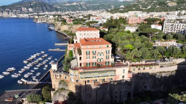 Campania İtalya 'da Napoli' de Sunset Sorrento Skyline. Plaj manzarası. Turizm Tarihi Yer. İtalya 'nın Napoli şehrinde Sorrento Skyline. Günbatımı Şehir Manzarası. Salerno Körfezi Skyline. Akdeniz.