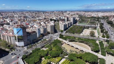 Valence Community İspanya 'da Deniz Kapısı. Şehir merkezindeki şehir manzarası. Puerta De La Mar Heykeli. Valence Community İspanya 'da Valencia. Kültür Mirası Skyline. Şehir Sahnesi.