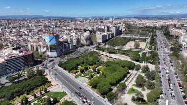 Valencia, Valenciana İspanya 'da Puerta De La Mar. Highrise Binaları Sahnesi. Şehir merkezinde. Valencia, Valenciana İspanya 'da. Deniz Kapısı Skyline. Güzel Anıt.
