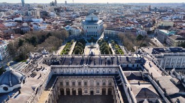 Madrid Kraliyet Sarayı Comunidad De Madrid İspanya. Ortaçağ Şehir Sahnesi. Şehir merkezindeki şehir manzarası. Madrid Comunidad De Madrid İspanya 'da. Kentsel Açık Hava. Kraliyet Tiyatrosu Skyline.