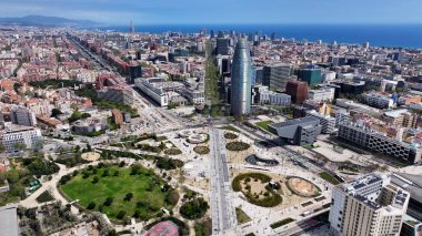 Katalonya İspanya Topluluğu 'nun Barcelona' daki görkemli kulesi. Highrise Binaları Sahnesi. Şehir merkezindeki şehir manzarası. Barselona Katalonya Topluluğu İspanya. Katalonya gökyüzü. Bölgesel Hava Görünümü.