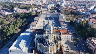 Madrid İspanya Topluluğunda Madrid Kraliyet Sarayı. Ortaçağ Binaları manzarası. Santa Maria Katedrali. Şehir merkezinde. İspanya 'daki Madrid Kraliyet Sarayı. Güzel Şehir Manzarası.