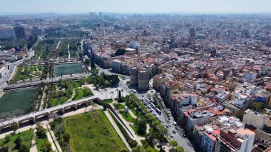 Valence Community İspanya 'daki Serranos Kuleleri. Ortaçağ Binaları Sahnesi. Şehir merkezindeki şehir manzarası. Valence Community İspanya 'da Valencia. Kültür Mirası Skyline. Şehir Sahnesi.