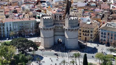 Valence Community İspanya 'daki Serranos Kuleleri. Ortaçağ Binaları Sahnesi. Şehir merkezindeki şehir manzarası. Valence Community İspanya 'da Valencia. Kültür Mirası Skyline. Şehir Sahnesi.