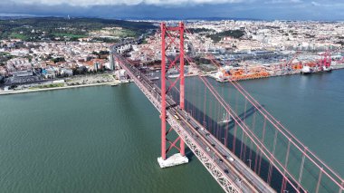 Lizbon, Portekiz 'de 25 Nisan Köprüsü. Şehir merkezindeki Skyline. Ulaşım Sahnesi. Lizbon, Portekiz 'de 25 Nisan Köprüsü. Ünlü Kablolu Kalan Köprü.