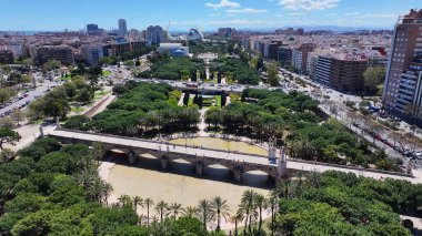 Valencia 'daki Turia Gardens Valence Community İspanya' da. Eğlence Parkı Sahnesi. Şehir merkezindeki şehir manzarası. Valence Community İspanya 'da Valencia. Kültür Mirası Skyline. Şehir Sahnesi.