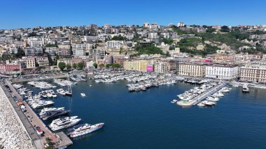 Napoli Skyline Campania İtalya 'da Napoli' de. Şehir merkezindeki şehir manzarası. Napoli Körfezi manzarası. Napoli Skyline Campania İtalya 'da. Güzel Skyline. Sahil şeridi manzarası. Plaj manzarası.