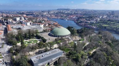 Porto Portekiz 'in Porto bölgesindeki eğlence parkı. Doğa Park Peyzajı. Spor salonu binası. Futbol stadyumu. Portekiz, Porto Bölgesi 'ndeki eğlence parkı. Spor Merkezi Arkaplanı.