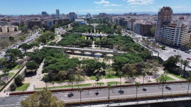Valencia 'daki Turia Gardens Valence Community İspanya' da. Eğlence Parkı Sahnesi. Şehir merkezindeki şehir manzarası. Valence Community İspanya 'da Valencia. Kültür Mirası Skyline. Şehir Sahnesi.