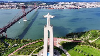 Lizbon 'un Almada bölgesindeki Kral İsa. İsa, Kral Mabet. Turizm Tarihi Yer. Portekiz 'deki Almada' da Kral İsa. 25 Nisan Köprü Sahnesi. Kartpostal manzarası. Lizbon Skyline.