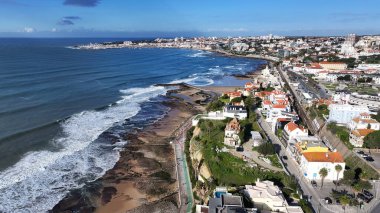 Lizbon 'un Cascais bölgesindeki Estoril Sahili. Plaj manzarası. Turizm Tarihi Yer. Şehir manzarası hava manzarası. Lizbon 'un Cascais bölgesindeki Estoril Sahili.