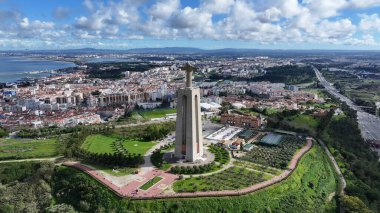 Lizbon 'daki Portekiz Kralı İsa. Kral İsa Heykeli. 25 Nisan Köprüsü. Portekiz 'deki Lizbon Kralı İsa. Tejo Nehri Sahili. Kilisenin simgesi. Portekiz Skyline.