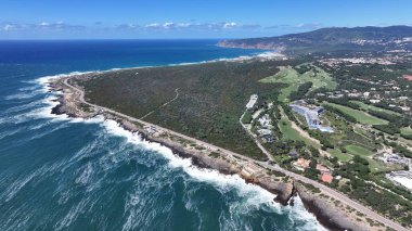 Cascais Skyline Lizbon 'un Cascais bölgesinde. Plaj manzarası. Doğa Deniz Burnu. Seyahat güzergahı. Cascais Skyline Lizbon 'un Cascais bölgesinde. Turkuaz Su.