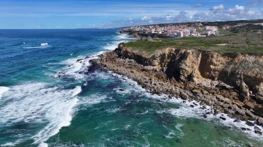 Lizbon 'un Sintra bölgesindeki Praia Grande Plajı. Sahil Skyline. Doğa manzarası. Yaz Gezisi. Lizbon 'un Sintra bölgesindeki Praia Grande Plajı. Tropikal Manzara.