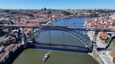 Portekiz 'in Porto bölgesindeki Luis Köprüsü. Şehir merkezindeki şehir manzarası. Demiryolu Köprüsü. Demiryolu Sahnesi. Portekiz, Porto 'da Luis Köprüsü. Turizm Tarihi Yer.