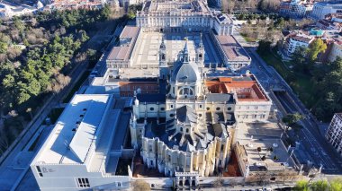 Madrid İspanya Topluluğunda Madrid Kraliyet Sarayı. Ortaçağ Binaları manzarası. Şehir merkezinde. Capital City Sahnesi. İspanya 'daki Madrid Kraliyet Sarayı. Güzel Şehir Manzarası.
