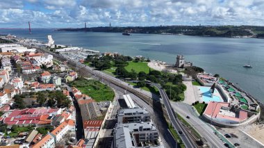 Lizbon 'un Lizbon bölgesindeki Belem Kulesi. İkonik Kale. Turizm Tarihi Yer. Portekiz, Lizbon 'daki Belem Kulesi. Ortaçağ Kalesi. Tejo Nehri Peyzajı. Lizbon Skyline.